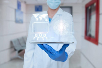 医生统一的站持有平板电脑几乎打字笔护士携带垫打字显示医疗未来主义的技术
