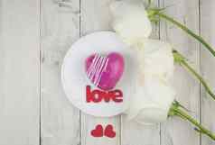词爱白色花瓣玫瑰红色的蛋糕形状心表格浪漫的日期