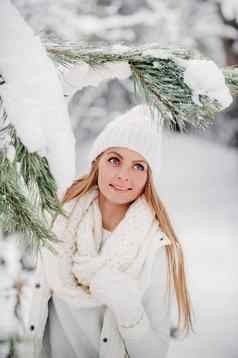 肖像女人白色衣服冷冬天森林女孩白色他头白雪覆盖的冬天森林