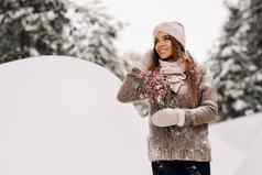 女孩毛衣冬天花束手站大雪地里