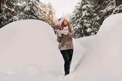 女孩毛衣冬天花束手站大雪地里