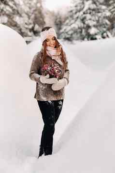 女孩毛衣冬天花束手站大雪地里