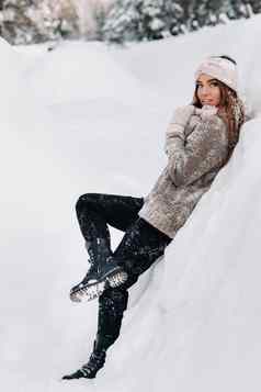 女孩毛衣连指手套冬天站白雪覆盖的背景