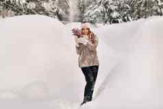 女孩毛衣冬天花束手站大雪地里