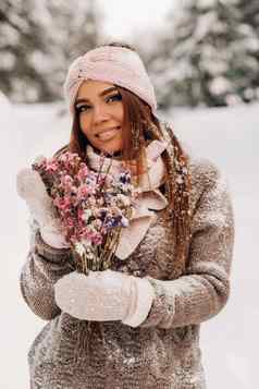 女孩毛衣冬天花束手站大雪地里