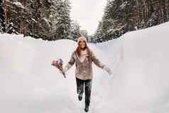 女孩毛衣冬天花束手站大雪地里