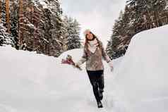 女孩毛衣冬天花束手站大雪地里