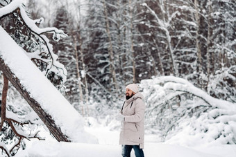 旅游走白雪覆盖的森林冬天森林爱沙尼亚旅程冬天森林