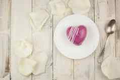 词爱白色花瓣玫瑰红色的蛋糕形状心表格浪漫的日期