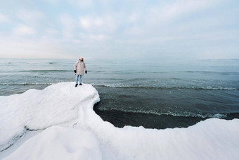 旅游站海岸波罗的海海<strong>冬天冬天</strong>波罗的海州塔林旅行者海<strong>冬天</strong>