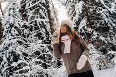 女孩毛衣眼镜冬天白雪覆盖的森林