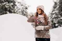 女孩毛衣冬天花束手站大雪地里