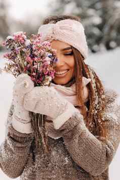 女孩毛衣冬天花束手站大雪地里