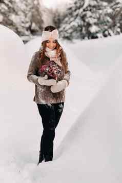女孩毛衣冬天花束手站大雪地里