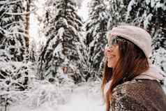 女孩毛衣眼镜冬天白雪覆盖的森林
