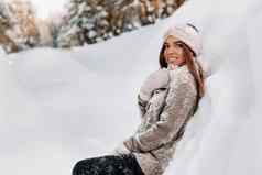 女孩毛衣连指手套冬天站白雪覆盖的背景