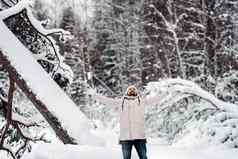 旅游走白雪覆盖的森林冬天森林爱沙尼亚旅程冬天森林
