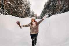 女孩毛衣冬天花束手站大雪地里