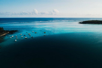 空中图片东海岸<strong>毛里求斯</strong>岛美丽的环礁湖<strong>毛里求斯</strong>岛拍摄船航行绿松石环礁湖