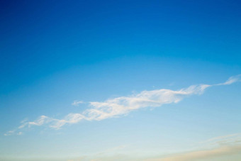 美丽的蓝色的天空白色云形式太太螺旋