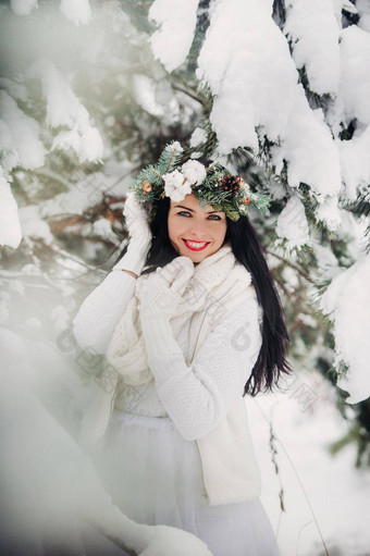 肖像女人白色衣服冷冬天森林女孩花环头白雪覆盖的冬天森林