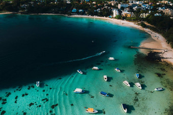 空中图片东海岸毛里求斯岛美丽的环礁湖毛里求斯岛拍摄船航行绿松石环礁湖