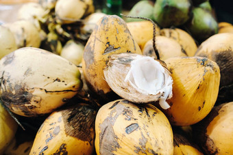 黄色的椰子出售市场岛毛里求斯减少年轻的椰子makoto椰子市场