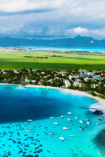 空中图片东海岸毛里求斯岛美丽的环礁湖毛里求斯岛拍摄船航行绿松石环礁湖