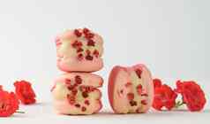 烤红色的草莓马卡龙摘白色表格美食杏仁面粉甜点