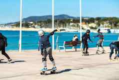 孩子们滑板路堤村滨海圣西尔法国