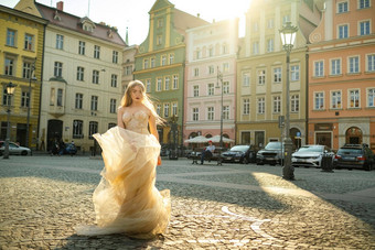 新娘婚礼衣服长头发小镇弗罗茨瓦夫婚礼照片拍摄中心古老的城市波兰弗罗茨瓦夫波兰