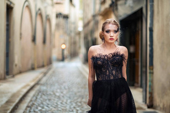 时尚的新娘黑色的婚礼衣服古老的法国城市阿维尼翁模型黑色的衣服