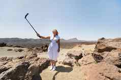 时尚的女人需要自拍火山口泰德火山沙漠景观tenerife泰德国家公园沙漠火山口泰德火山tenerife金丝雀岛屿