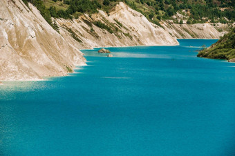 沃尔科维奇粉笔坑白俄罗斯马尔代夫美丽的饱和蓝色的湖泊著名的粉笔采石场沃卡维斯克白俄罗斯发达19. 波尼什卡植物建设材料