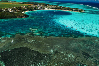 空中图片东海岸<strong>毛里求斯</strong>岛美丽的环礁湖<strong>毛里求斯</strong>岛拍摄船航行绿松石环礁湖