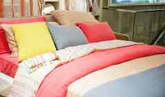 色彩斑斓的枕头卧室