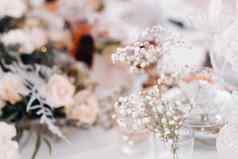 装饰毛茸茸的花表格冬天风格婚礼