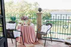 精致的早....茶表格设置淡紫色花涅斯维日城堡古董勺子菜表格粉红色的桌布