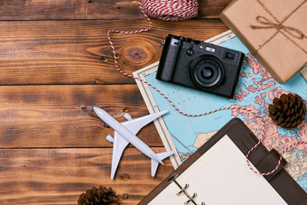 旅行旅行假期旅游模型关闭衣服圣诞节装饰玩具飞机旅游地图木表格空空间的地方文本信息