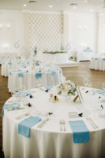 婚礼表格装饰蓝色的花表格餐厅表格装饰晚餐婚礼