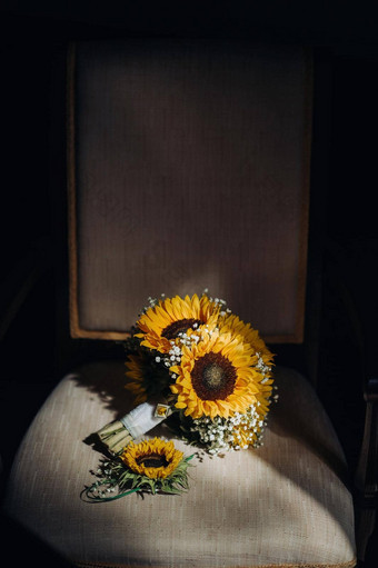 婚礼花束向日葵谎言古董椅子婚礼装饰