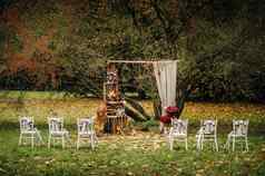 秋天婚礼仪式街绿色草坪上装饰拱门新鲜的花仪式
