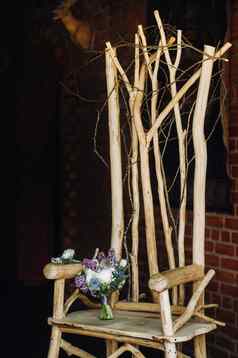 春天婚礼花束淡紫色白色玫瑰谎言装饰木椅子婚礼花束细节婚礼装饰