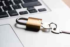 电脑安全数据保护概念移动PC锁着的锁关键