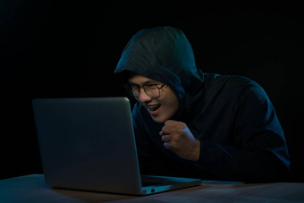 <strong>黑客</strong>黑暗套头衫坐着前面笔记本电脑隐私攻击