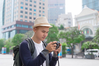 年轻的亚洲旅行<strong>背包客</strong>有趣的<strong>城市</strong>