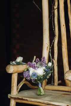 春天婚礼花束淡紫色白色玫瑰谎言装饰木椅子婚礼花束细节婚礼装饰