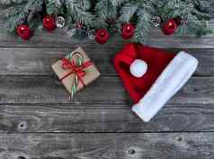 雪覆盖常绿分支机构明亮的红色的发光的蜡烛礼物盒子圣诞老人他褪了色的木木板快乐圣诞节快乐一年假期庆祝活动概念
