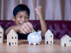 男孩储蓄钱白色猪小猪银行储蓄概念储蓄未来