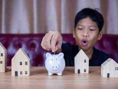 男孩储蓄钱白色猪小猪银行储蓄概念储蓄未来
